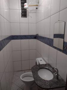 y baño con aseo y lavamanos. en Pousada Trilha do Pelo en Salvador