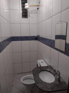 y baño con aseo y lavamanos. en Pousada Trilha do Pelo, en Salvador