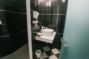 Koupelna v ubytování Phranang Place- SHA Extra