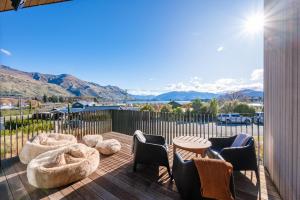 ワナカにあるHideaway on Warren by Sotheby's Luxury Rental Homesの山々の景色を望むデッキ(椅子、テーブル付)