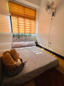 Habitación con cama en la esquina de una habitación en Cerevic en Cainta