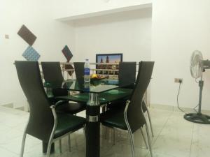 TV a/nebo společenská místnost v ubytování Delad Hotel and Suites