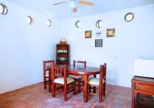 a dining room with a table and chairs at Casa Andivi, Placer sin fin in San Pedro Pochutla