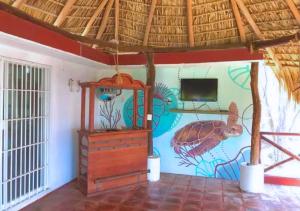 a room with a turtle mural on the wall at Casa Andivi, Placer sin fin in San Pedro Pochutla
