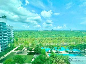 Bazén v ubytování Iskandar Residences Nusajaya by Stayrene nebo v jeho okolí