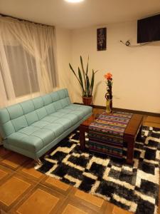 uma sala de estar com um sofá azul e uma mesa de centro em La Casa del Almicar em Juivi