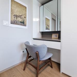a room with a chair and a mirror at Humphreys 2 min Vintage Korean Room in Pyeongtaek