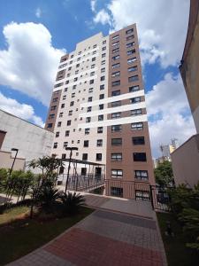 een groot wit gebouw met een hek ervoor bij Lindo Apartamento na Frei Caneca in Sao Paulo