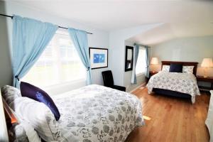 1 dormitorio con cama y ventana en Carraig Dale Cottage en Fish Creek