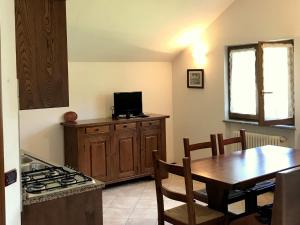 een keuken met een tafel en een keuken met een fornuis bij Scenic Holiday Home in Ledro near Spiggia Besta Lido in Ledro