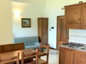 een keuken met een tafel en een bank in een kamer bij Scenic Holiday Home in Ledro near Spiggia Besta Lido in Ledro