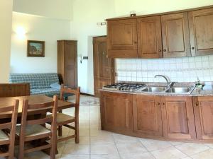 een keuken met houten kasten, een wastafel en een tafel bij Scenic Holiday Home in Ledro near Spiggia Besta Lido in Ledro