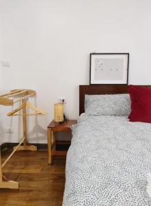 - une chambre avec un lit et une table en bois dans l'établissement Riddim Garden, à Ko Samet