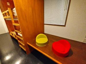 plat hostel keikyu asakusa karin في طوكيو: غرفة مع طبقين أحمر وأصفر على طاولة