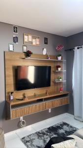 uma sala de estar com uma televisão de ecrã plano na parede em Tangará da Serra em Tangara da Serra