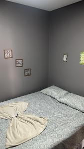 um quarto com duas camas com almofadas em Tangará da Serra em Tangara da Serra