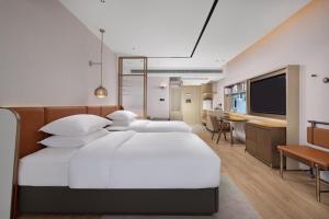 En eller flere senge i et værelse på Home2 Suites by Hilton Nanning
