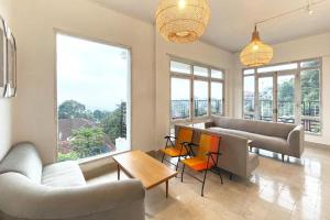 Sala de estar con 2 sofás y mesa en Urbanview Wisma Nirwana Tretes by RedDoorz en Pasuruan