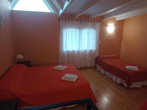 um quarto com duas camas e uma janela em UAKEN CABAÑAS em El Calafate