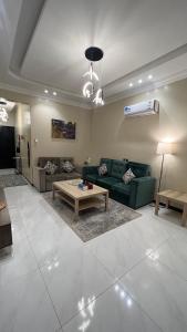 ein Wohnzimmer mit einem Sofa und einem Tisch in der Unterkunft ليلك lilac in Abha