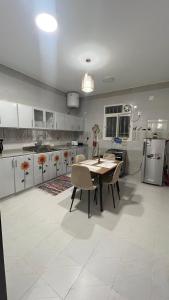 una cocina con mesa y sillas. en ليلك lilac, en Abha