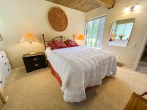 um quarto com uma cama grande e uma janela em Fairway View em Sisters
