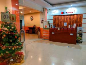 ein Weihnachtsbaum in der Lobby eines Ladens in der Unterkunft RedDoorz Near Jalan Jendral Sudirman in Manado