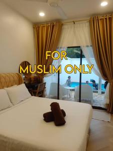 um quarto com uma cama com uma toalha castanha em Angsamas Villa Seremban Kids Private Pool & Jacuzzi em Seremban