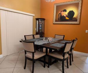Mynd úr myndasafni af Entire Single Family home 3 bed 2 bath in water front big cozy back yard view í Coconut Creek