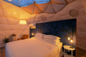 Ein Bett oder Betten in einem Zimmer der Unterkunft Skyview Hotel