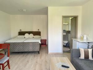 1 dormitorio con 1 cama y sala de estar en Ana Rooms Bled en Bled