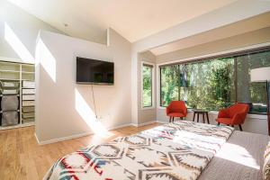 um quarto com uma cama e uma grande janela em Sunlit contemporary Bellevue Home w a Lush Garden em Bellevue