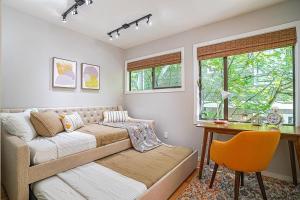 um quarto com um sofá, uma secretária e uma janela em Sunlit contemporary Bellevue Home w a Lush Garden em Bellevue