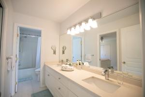 ein Badezimmer mit einem Waschbecken und einem großen Spiegel in der Unterkunft Star of the Sea guest house in White Rock