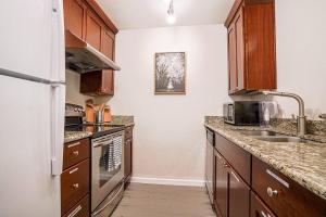ベルビューにあるBellevue's townhome btw T-mobile & Microsoft HQの木製のキャビネットと白い冷蔵庫を備えたキッチン