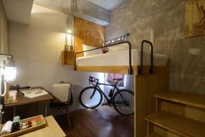 花蓮市的住宿－花蓮洄瀾窩青年旅舍，一间房间,配有一辆自行车停放在双层床上