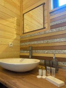 baño con lavabo blanco en una encimera de madera en Cottage kazbegi sioni, en Kazbegi