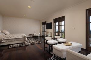 Un dormitorio con una cama y una sala de estar. en Exclusive Villa Marnano - Split center, en Split 40 fotos más