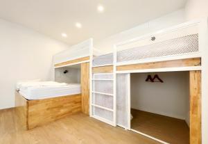 2 Etagenbetten in einem Zimmer mit Holzböden in der Unterkunft Paknap Hostel in Nan