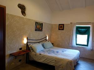 1 dormitorio con cama y ventana en Terra Del Bosco Agriturismo, en Sesta Godano