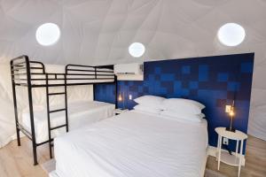 Ein Bett oder Betten in einem Zimmer der Unterkunft Skyview Hotel