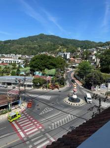 una vista aérea de una calle de una ciudad en The Brown Boutique Patong, en Patong Beach