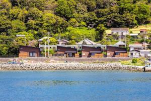 a group of houses on the shore of a body of water at 千葉地域ランキング1位獲得の贅沢な貸別荘全4棟 