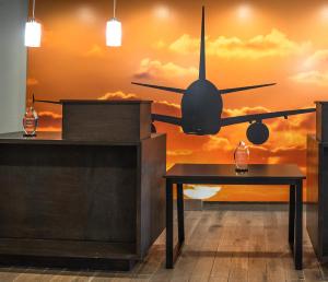 Un avion survole une table dans une pièce dans l'établissement Atrium Hotel and Suites DFW Airport, à Irving