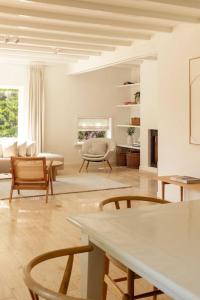 een woonkamer met een bank en een tafel en stoelen bij Stylish villa 12p with private pool in the Veluwe in Garderen