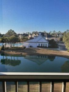 una ventana con vistas a una casa y un poco de agua en Extravagant 2 BR/2 BA Apartment en Savannah