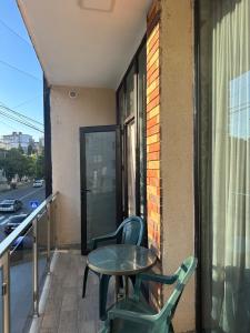 - Balcón con mesa y sillas en un edificio en Hotel Chaika, en Kobuleti