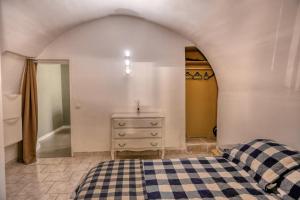 een slaapkamer met een bed en een dressoir in een kamer bij Village house of Jean in Gordes