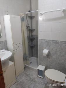 Un baño de Apartamento VILLA INÉS parking y wifi gratis