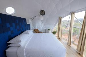 Ein Bett oder Betten in einem Zimmer der Unterkunft Skyview Hotel